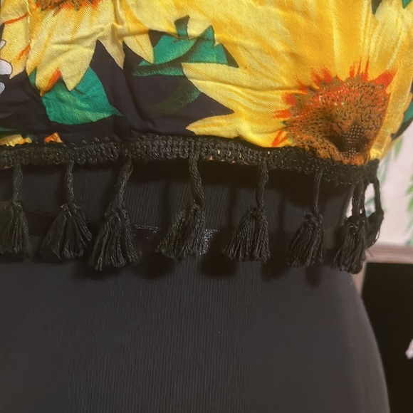 Size M Sunflower Crop Top with Criss Cross Back D2 - Picture 3 of 4